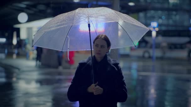 傘を保持する賢明なムードで失望した女性 — ストック動画