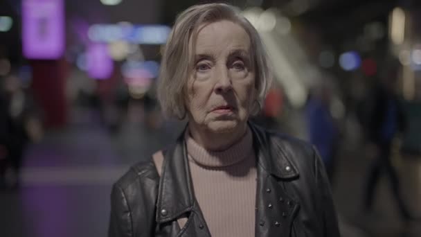 Besorgte Großmutter Die Allein Bahnhof Pendelt Fühlt Sich Gestresst — Stockvideo