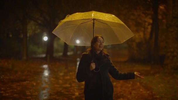 Fröhliche Unbeschwerte Frau Tanzt Regnerischer Nacht Mit Regenschirm Draußen — Stockvideo