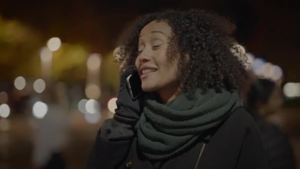 Весела Жінка Дзвонить Обмін Захоплюючі Хороші Новини Після Успіху — стокове відео