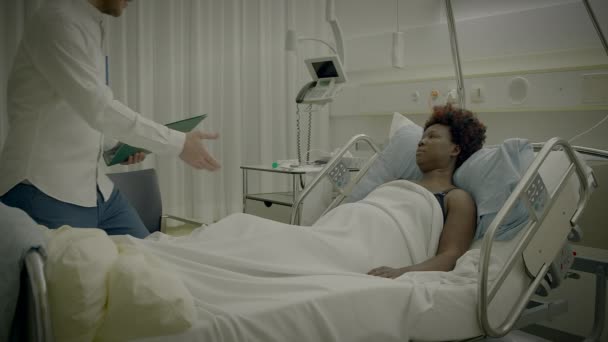 Tıbbi Sağlık Tedavisini Açıklayan Doktor Hastanedeki Hastayı Ziyaret Etti — Stok video