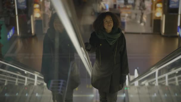 Nachdenkliche Frau Mit Braunem Wuschelhaar Die Nachts Der Stadt Pendelt — Stockvideo