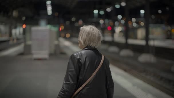 Orolig Mormor Pendling Ensam Tågstationen Känsla Stressad — Stockvideo