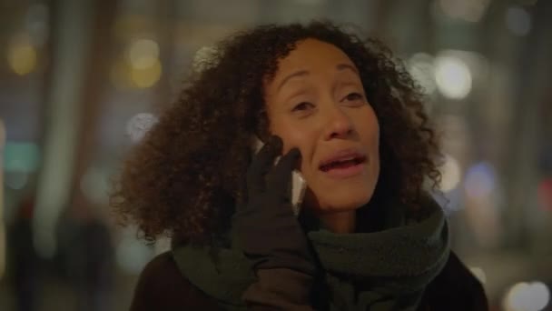 Heyecanlı Kıvırcık Saçlı Genç Kadın Telefonda Mutlu Konuşuyor — Stok video