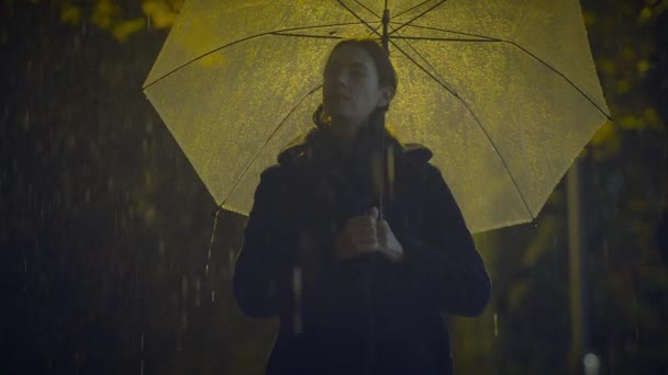 忧心忡忡的女人带着雨伞 — 图库视频影像