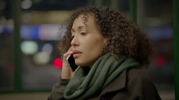 夜に市内の携帯電話で怒っている女性を議論 — ストック動画