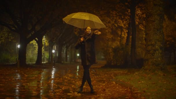 Feliz Mujer Despreocupada Bailando Con Paraguas Afuera Noche Lluviosa — Vídeos de Stock
