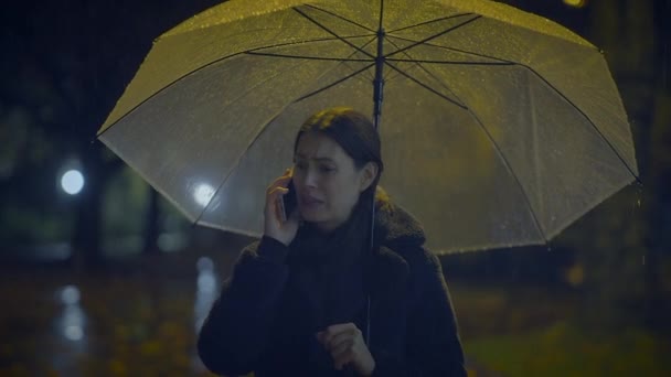 Mujer Triste Hablando Teléfono Celular Fuera Por Noche Tiempo Lluvia — Vídeos de Stock