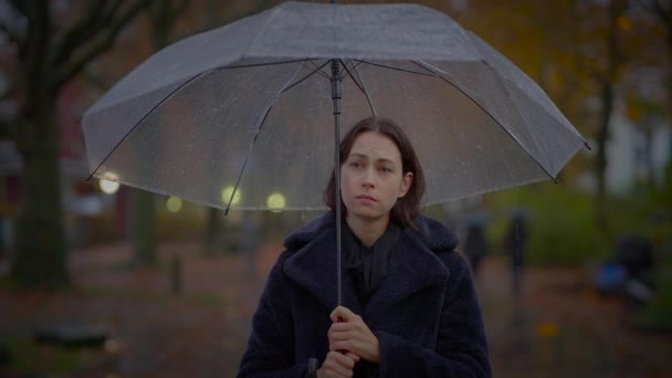 感情的な孤独な若い女性は雨の夜に泣くことを心配しました — ストック動画