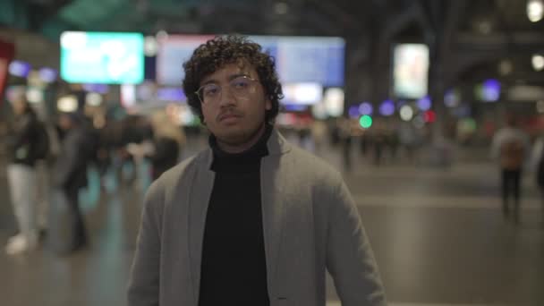 Retrato Homem Indiano Com Óculos Comutar Estação Comboios Imagens Alta — Vídeo de Stock