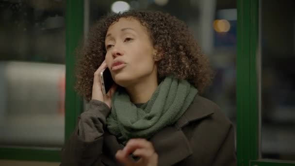 Irriterad Och Frustrerad Kvinnlig Person Känslomässigt Skrikande Mobilsamtal — Stockvideo