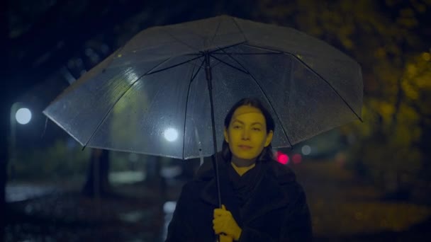 Teleurgesteld Vrouwelijke Persoon Miserable Mood Holding Paraplu — Stockvideo