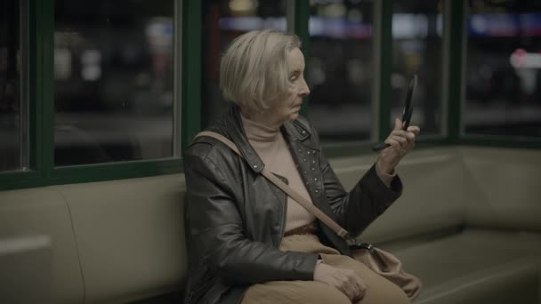 Inquiète Grand Mère Trajet Seul Gare Sentant Stressé — Video