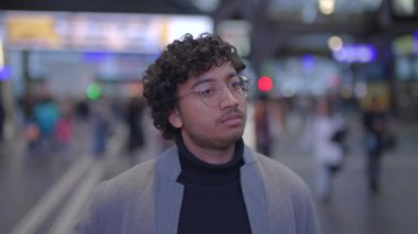 Tren istasyonunda gidip gelen gözlüklü Hintli adamın portresi. Yüksek kalite 4k görüntü