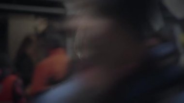 Endişeli Büyükanne Tren İstasyonunda Tek Başına Yolculuk Stresli