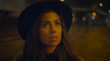 DSLR Fotoğraf Makinesi kullanarak Profesyonel Kadın Fotoğrafçı