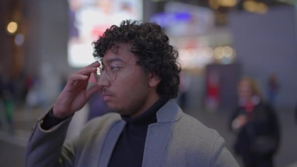 Estilo Vida Retrato Hombre Joven Con Pelo Rizado Negro Dentro — Vídeo de stock
