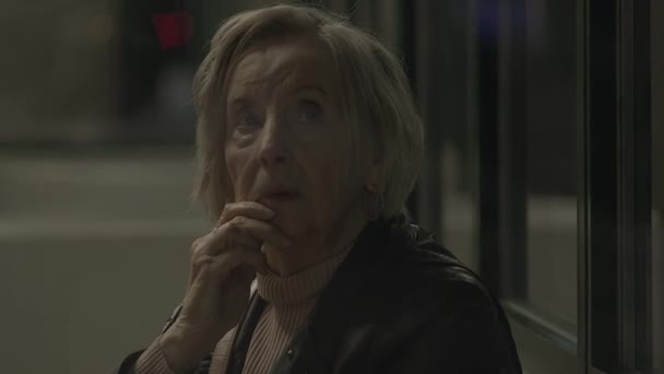 Волнуется Бабушка Commuting Одиночку Поезде Чувствуя Стресс — стоковое видео