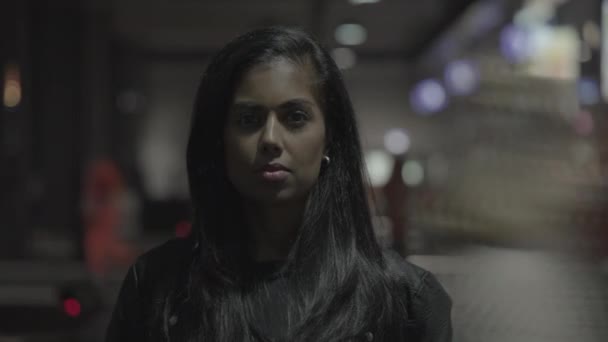 Hoved Skud Tænkning Kvindelig Person Venter Tankevækkende Trainstation – Stock-video