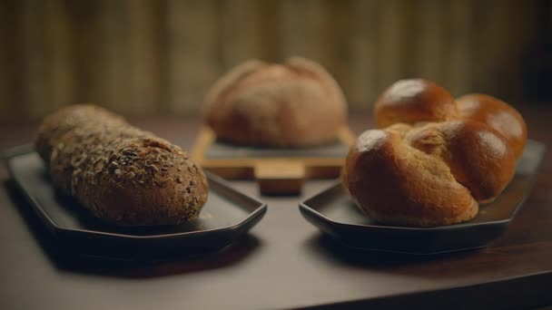Органический Цельнозерновой Хлеб Кухонном Столе Готов Употреблению Пищу — стоковое видео