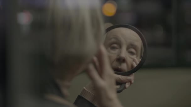 Persona Anziana Infelice Che Una Crisi Pensionamento Viaggio Solitario — Video Stock