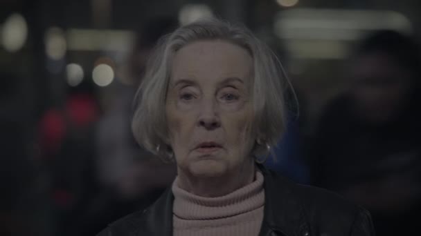 Orolig Mormor Pendling Ensam Tågstationen Känsla Stressad — Stockvideo