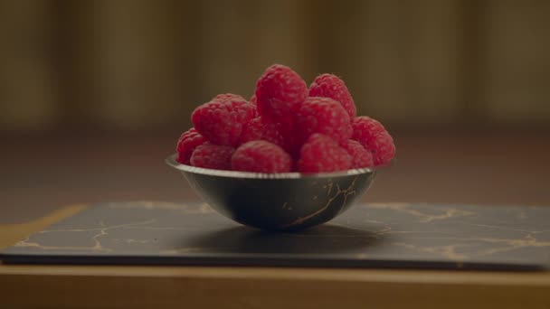 木のテーブルの美味しいベリーデザートのビーガン栄養ダイエット — ストック動画