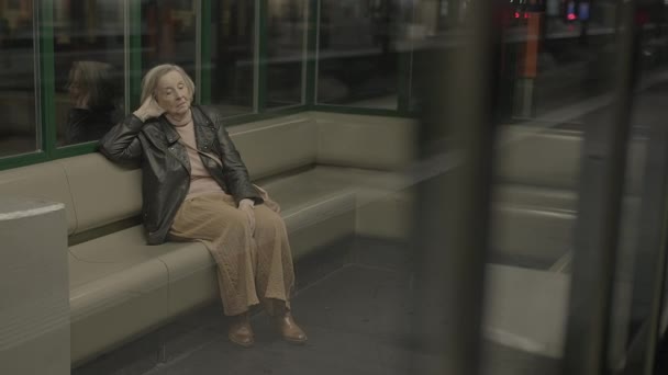 Malheureuse Personne Âgée Femme Ayant Une Crise Retraite Voyageant Seule — Video