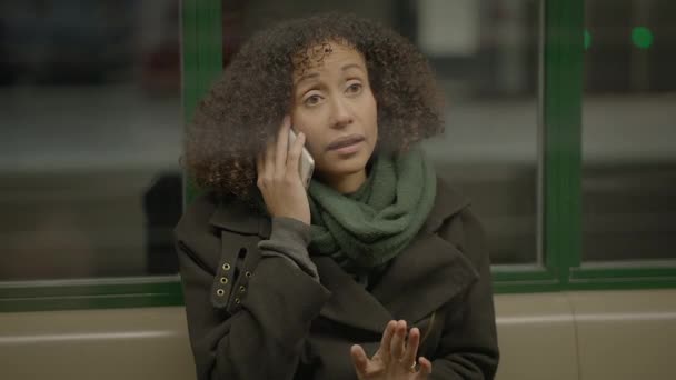 Persona Femenina Enojada Frustrada Gritando Emocionalmente Llamada Del Teléfono Celular — Vídeo de stock