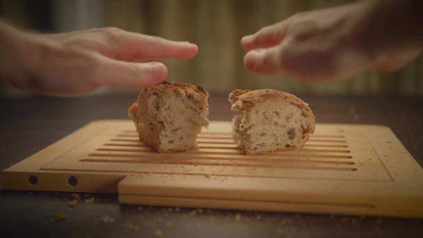Βιολογικό Ψωμί Ολικής Άλεσης Τραπέζι Κουζίνας Έτοιμο Για Κατανάλωση — Αρχείο Βίντεο