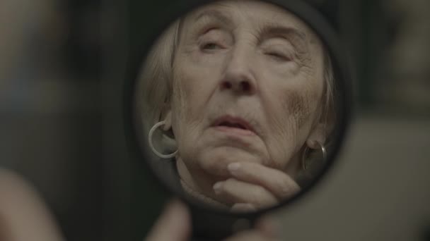 孤独に旅する退職危機を持つ不幸な高齢女性 — ストック動画