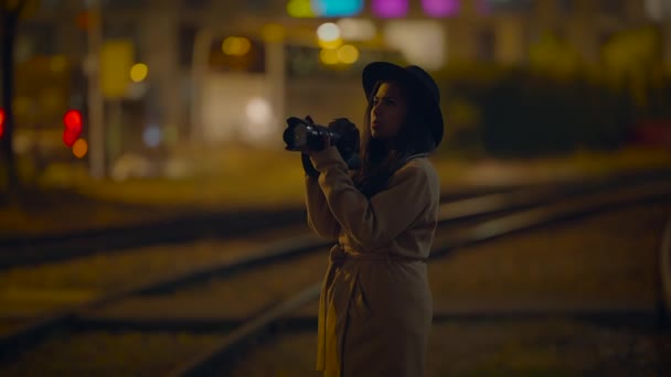 Dslr Fotoğraf Makinesi Kullanarak Profesyonel Kadın Fotoğrafçı — Stok video