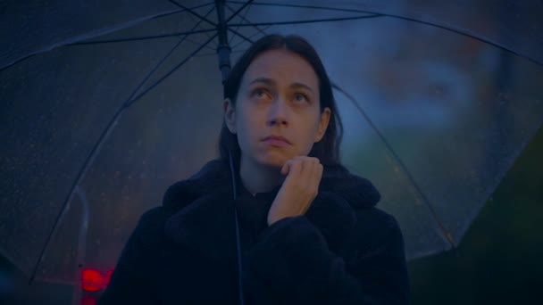 Разочарованная Женщина Зонтиком Руках — стоковое видео