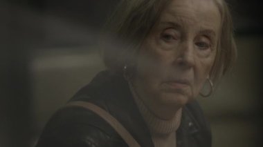 Mutsuz, Yaşlı Kadın, Yalnız Yolculuk Emeklilik Krizi