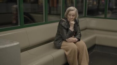Mutsuz, Yaşlı Kadın, Yalnız Yolculuk Emeklilik Krizi