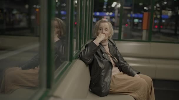 Vovó Preocupada Comutando Sozinha Trainstation Sentindo Estressado — Vídeo de Stock