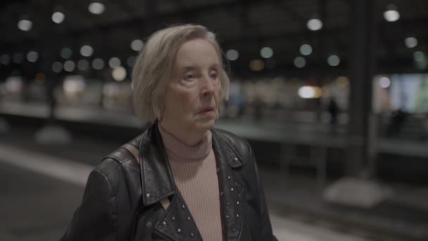 Нещаслива Літня Жінка Має Пенсійну Кризу Подорожуючи Самотньою — стокове відео