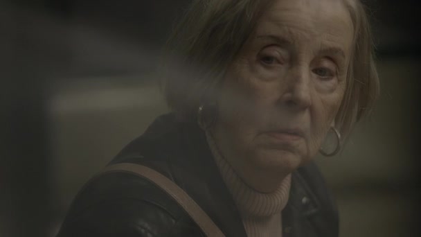 Nieszczęśliwa Osoba Podeszłym Wieku Kobieta Przechodząca Kryzys Emerytalny Podróżująca Samotnie — Wideo stockowe