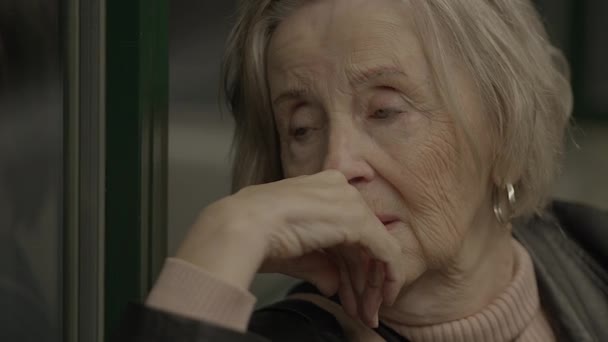 Волнуется Бабушка Commuting Одиночку Поезде Чувствуя Стресс — стоковое видео