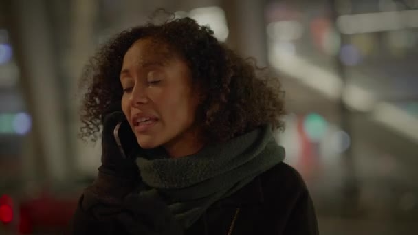 Femme Agacée Frustrée Hurlant Émotionnellement Sur Appel Téléphonique Cellulaire — Video