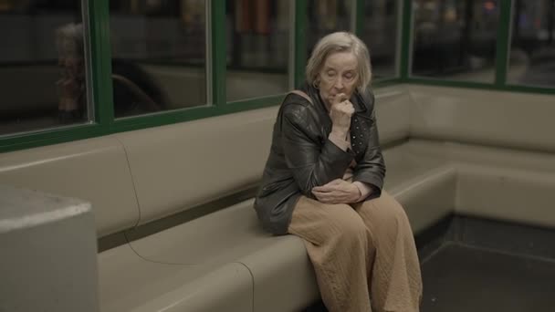 Нещаслива Літня Жінка Має Пенсійну Кризу Подорожуючи Самотньою — стокове відео