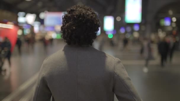 火车站内黑卷头发的年轻人的生活方式肖像 高质量的4K镜头 — 图库视频影像