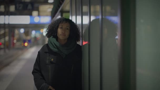 夜に街でブラウン カーリー コミュニケーションをとる思慮深い女性 — ストック動画