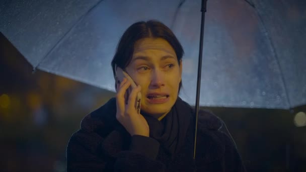 Несчастная Беспокойная Женщина Плачет Держа Руках Зонтик — стоковое видео