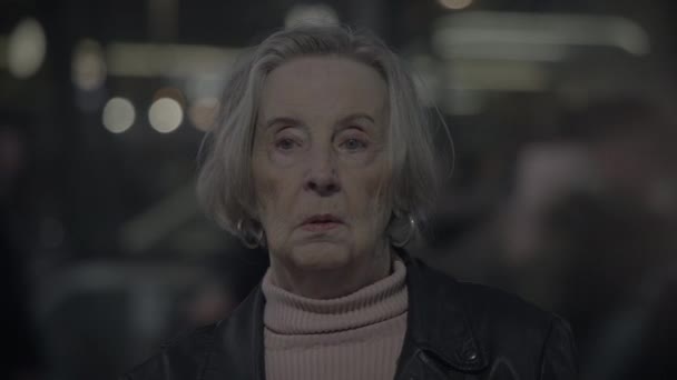 Olycklig Äldre Person Med Pensionärskris Som Reser Ensam — Stockvideo