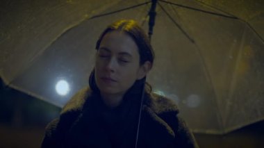 Morali bozuk Şemsiyeli Hayal kırıklığına uğramış Kadın Kişi