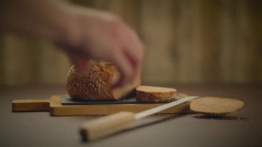 Mutfak Masasında Organik Tahıl Ekmeği Yemeye Hazır 