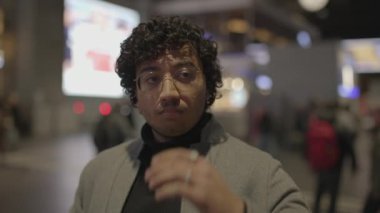Tren istasyonunda gidip gelen gözlüklü Hintli adamın portresi. Yüksek kalite 4k görüntü