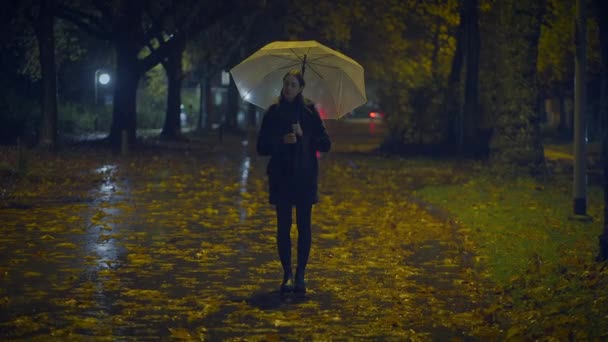 Sentimental Singur Femeie Tinere Femeie Anxios Plângând Noaptea Ploioasă — Videoclip de stoc