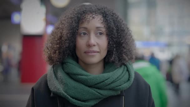 Mutluluk Yaşam Tarzı Kadın Portresi Şehir Sokaklarında Mutlulukla Gülümsüyor — Stok video